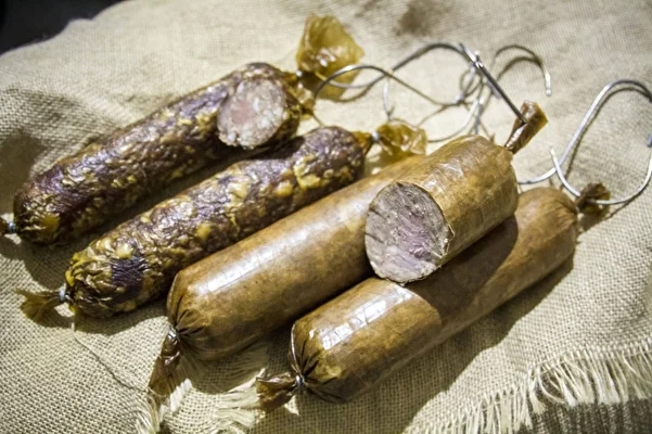 Salsicha cracoviana caseira – escaldada
