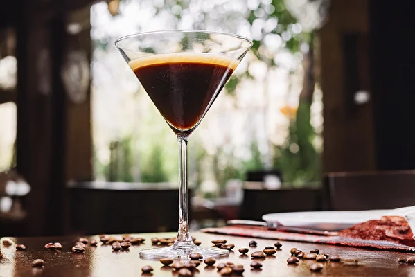 Espresso Martini - um cocktail elegante com aroma a café