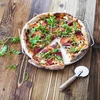 Pedra para pizza com alça e cortador, de cordierita, redonda 33 cm - 17 