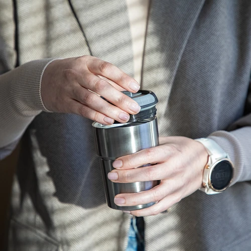Moedor de café - elétrico, de mós, com infusor e copo - 18