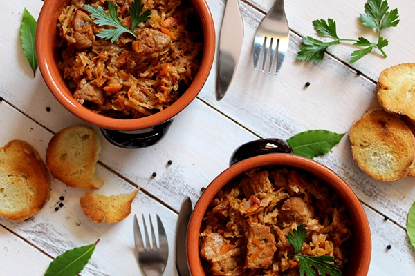 Bigos caseiro com vinho de ameixa