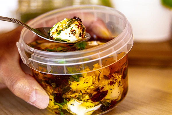 Bolinhas de iogurte em azeite com especiarias