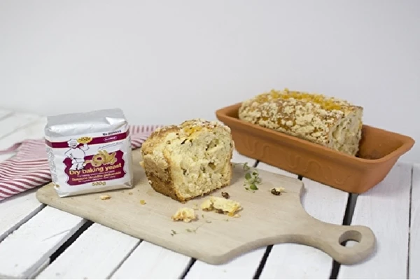 Bolo levedado caseiro com groselhas e crumble