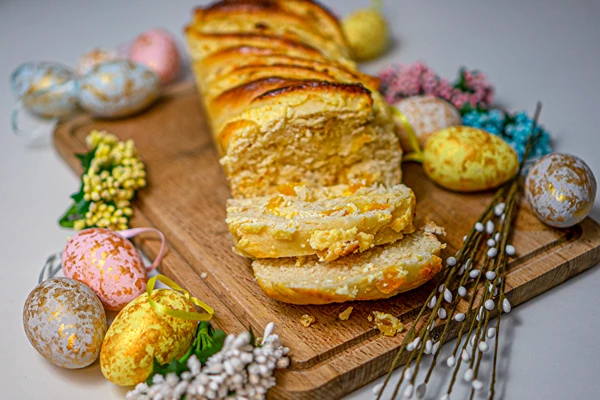 Bolo levedado de Páscoa com queijo e alperces