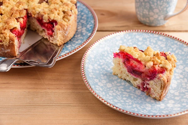 Bolo levedado sem amassar com morangos