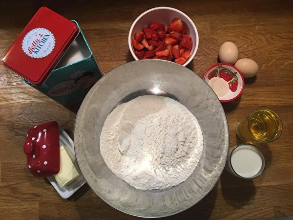 Bolo levedado sem amassar com morangos