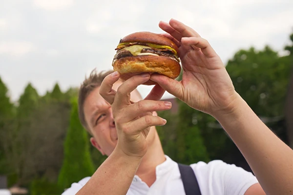 Burger z ketchupem bananowym, boczkiem i majonezem whisky