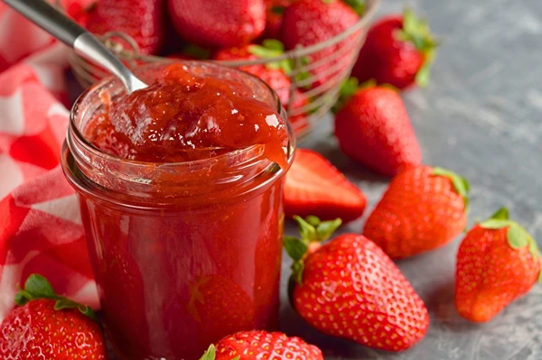 Compota caseira de morango com teor reduzido de açúcar