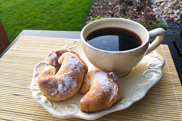 Croissants de massa levedada com compota