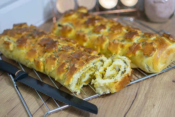 Drożdżowy kulebiak z kapustą i pieczarkami