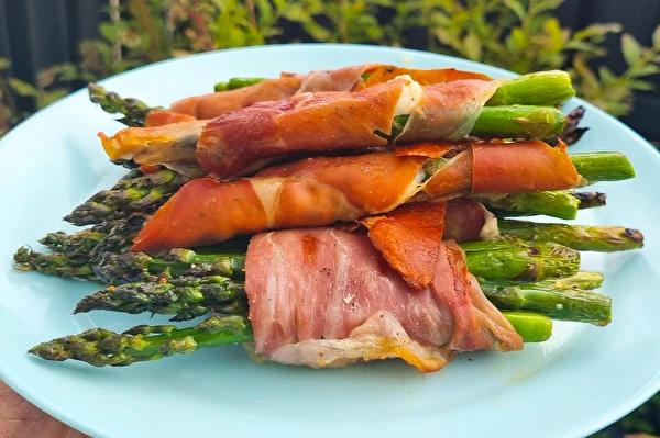 Espargos verdes em presunto de Parma no grelhador a gás
