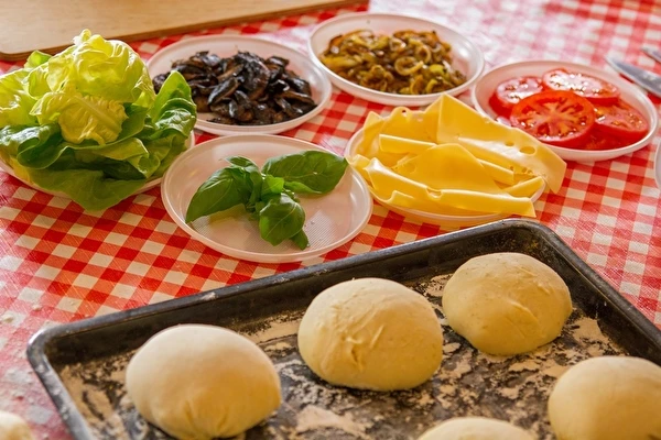 Hambúrgueres caseiros com molho de alho