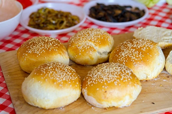 Hambúrgueres caseiros com molho de alho