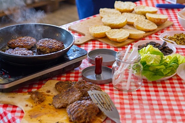 Hambúrgueres caseiros com molho de alho