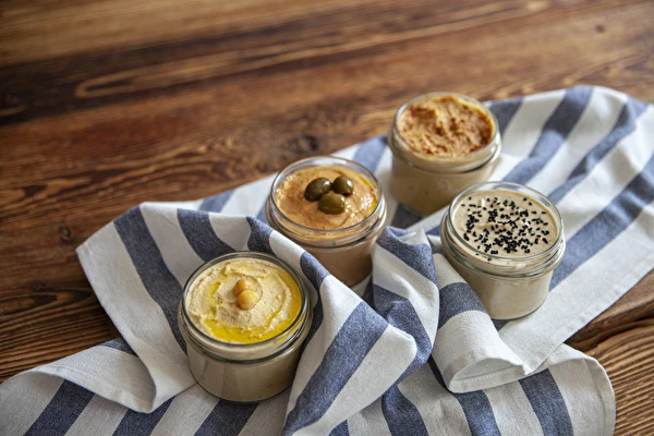 Hummus em diferentes versões de sabor