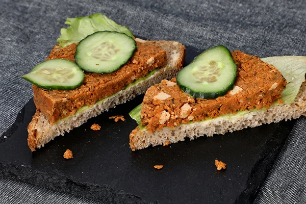 “Mortadela” vegana na prensa para fiambre