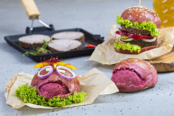 Pãezinhos vermelhos com beterraba