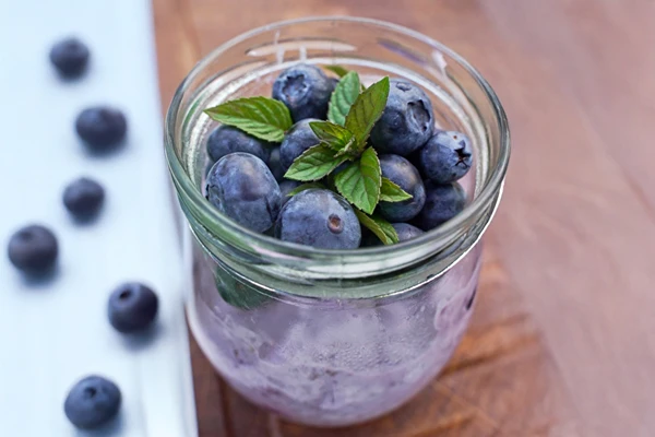 Papas de aveia de véspera com doce de mirtilo - pequeno-almoço rápido e saudável