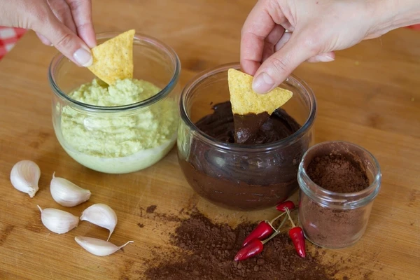 Pasta de abacate doce e salgada