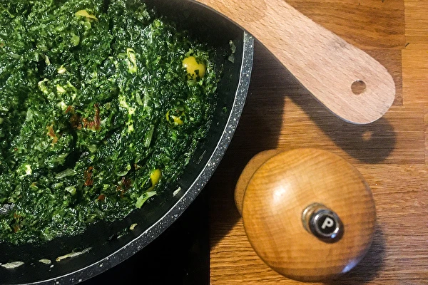 Pierogi assados com espinafres