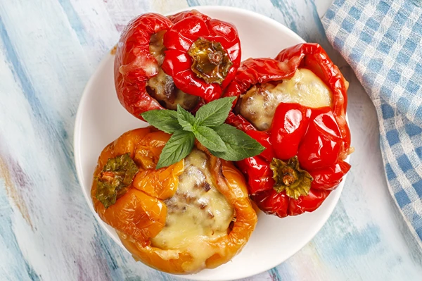 Pimentos recheados no grelhador a gás