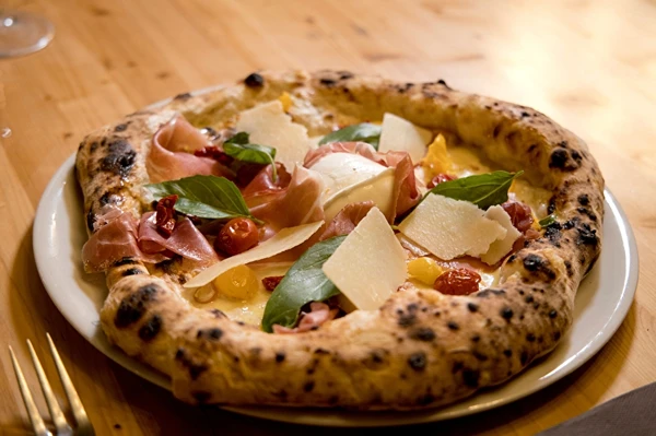 Pizza napolitana no grelhador a gás