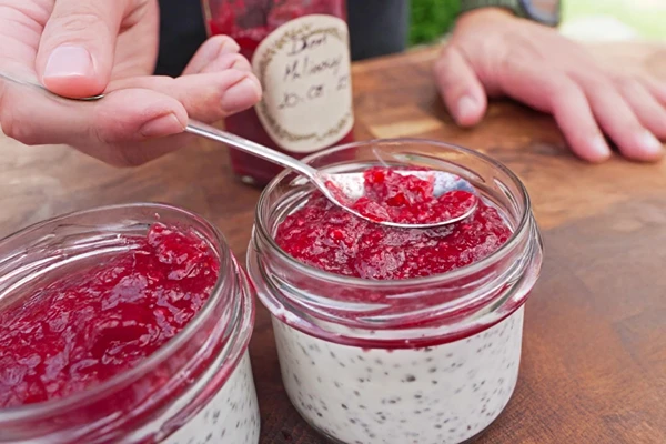 Pudim de chia de coco com doce de framboesa