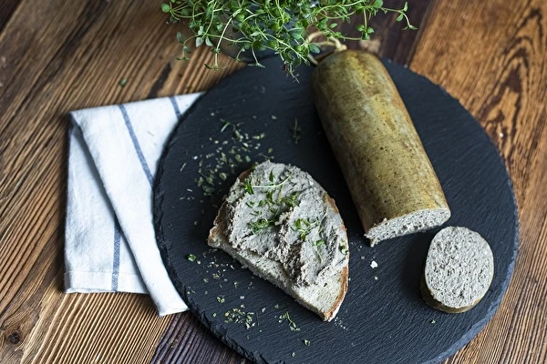Salsicha de fígado caseira (wątrobianka)