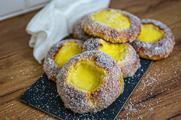 Skoleboller – pãezinhos noruegueses com creme de baunilha e coco