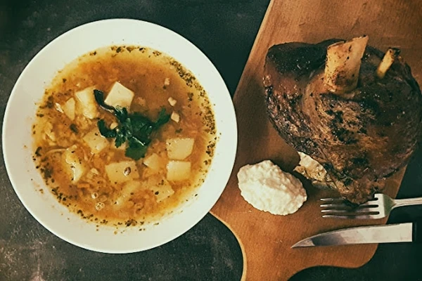 Sopa de ervilhas secas com joelho de porco