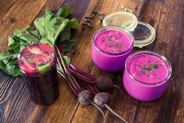 Sopa fria com salmoura de beterraba fermentada