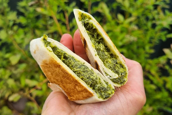 Tortilhas grelhadas com espinafres e feta