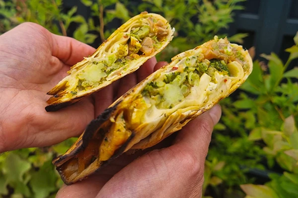 Tortilhas grelhadas com salmão fumado e brócolos