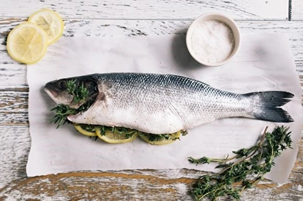 Truta defumada caseira em salmoura de endro