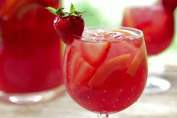 Vinho de morango com um toque de flores de sabugueiro