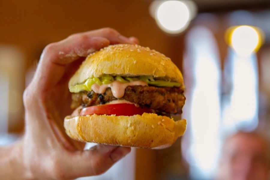 Browin Przepiśnik - Hambúrgueres caseiros com molho de alho