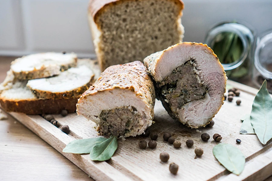 Lombo de porco recheado com rolo de carne picada